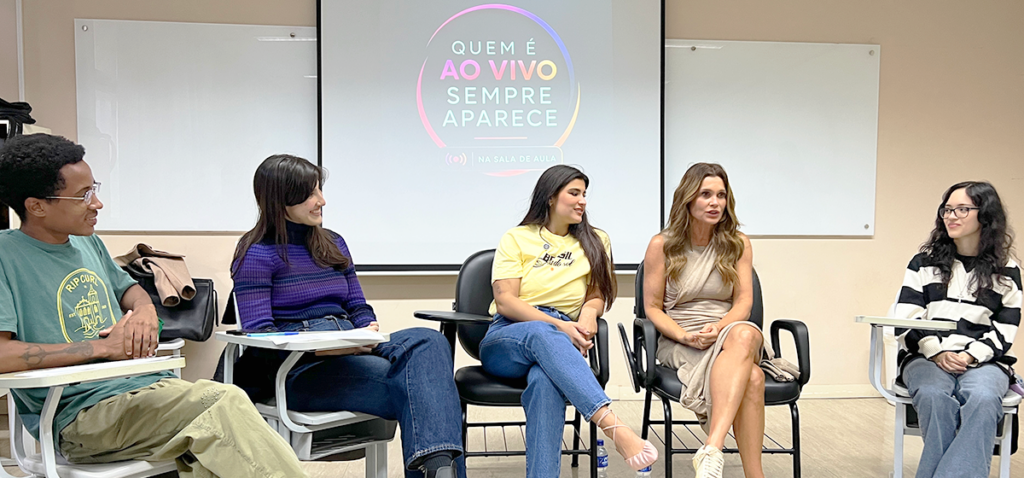 Flávia Alessandra e Giulia Costa durante a conversa. Foto: Luã Alves.