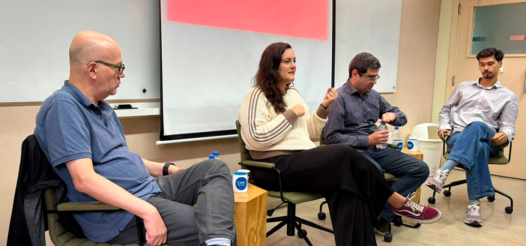 O professor Arthur Dapieve e os jornalistas Michele Miranda, Luiz Felipe Carneiro e Pietro Reis durante o penúltimo dia da Semana de Comunicação. Foto: Samuel Benassi.