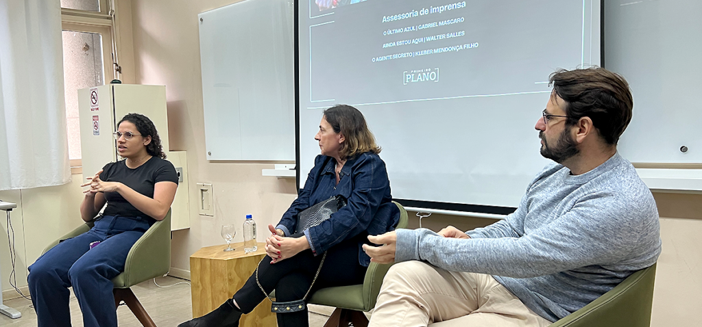 Sara Lopes, Anna Luiza Muller e o professor Pedro Henrique Ferreira durante o último dia da Semana de Comunicação. Foto: Luã Alves.