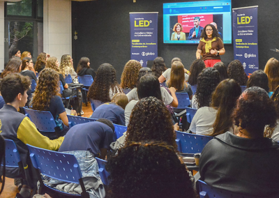 A professora Luciana Pereira durante a palestra “Cinema, Publicidade e Tecnologia: Como é a graduação em Estudos de Mídia?”. Foto: Alicia Souza