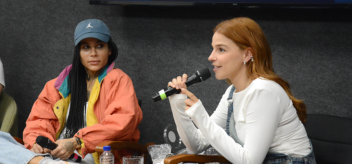 Naína de Paula e Gabriela Medvedovsky durante a conversa. Foto: Manuela David.