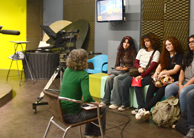 Os alunos participaram de um bate-papo sobre a prática nos cursos de Jornalismo e de Estudos de Mídia com a professora Adriana Ferreira. Foto: Manuela David