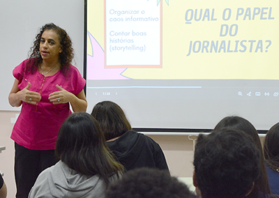 A professora Carmem Petit durante a conversa com o tema “Oportunidades de Carreiras em Jornalismo”. Foto: Alicia Souza